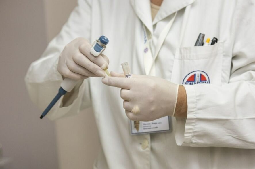 O médico diagnostica o virus do papiloma humano